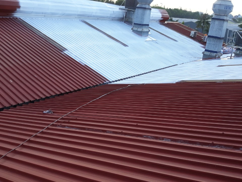 Thi công gia cường mái tôn bằng hệ sơn chống UV (polyurethane)