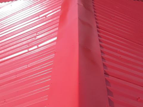 Thi công gia cường mái tôn bằng hệ sơn chống UV (polyurethane)